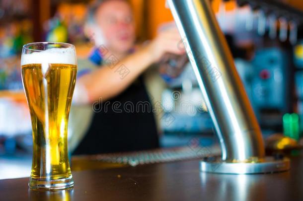 玻璃关于啤酒向条柜<strong>台</strong>反对<strong>背景</strong>关于友好的条t