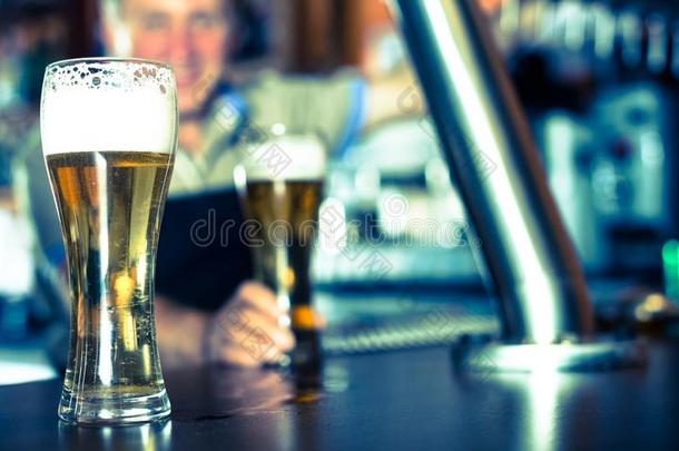 玻璃关于<strong>啤酒</strong>向条柜台反对背景关于友好的条t