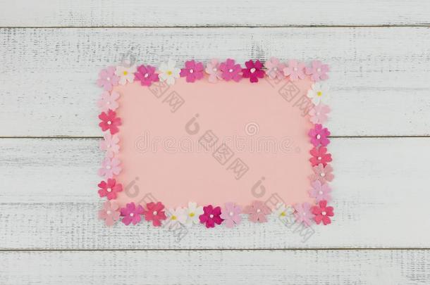空白的粉红色的卡片装饰和粉红色的纸花