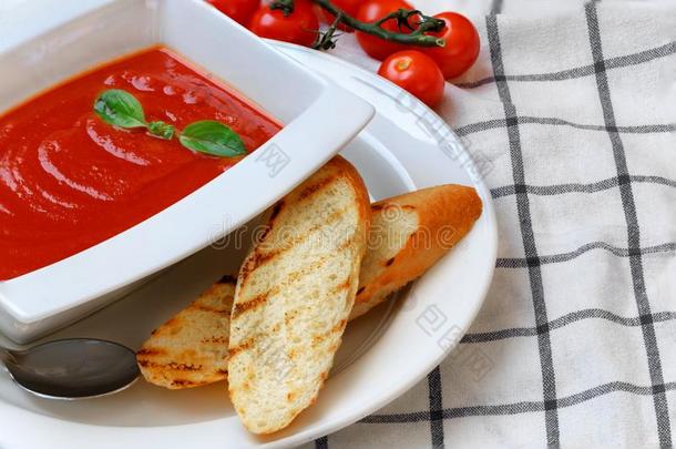 番茄汤采用一白色的pl一te