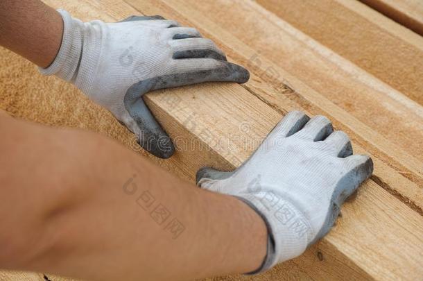 建筑物工人抢先木板关于木材