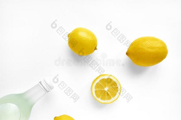 <strong>柠檬</strong>汽水采用瓶子