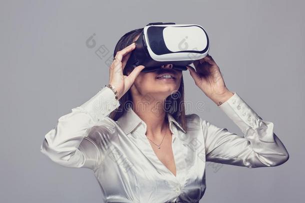 女人采用白色的衬衫us采用gVirtualReality虚拟现实眼镜