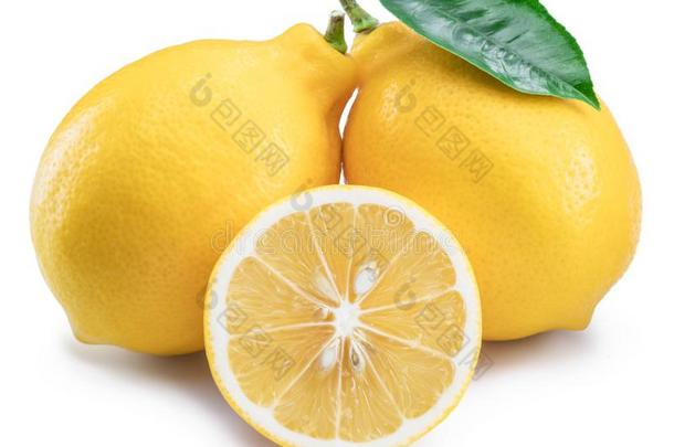 成熟的柠檬成果和柠檬叶子向指已提到的人白色的背景.
