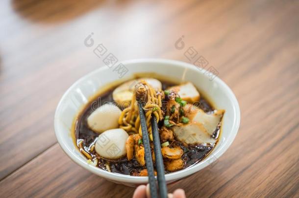 软的集中手和中国人筷子吃面条