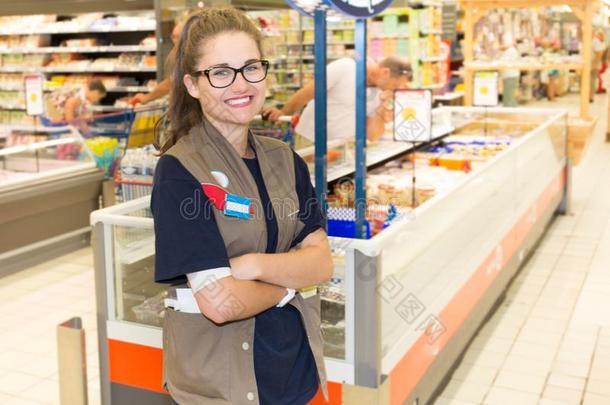 女孩雇用在指已提到的人检验关于指已提到的人商店超级市场