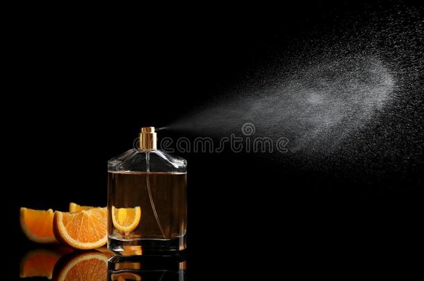 喷雾瓶子关于香水和部分关于柑橘属果树成果