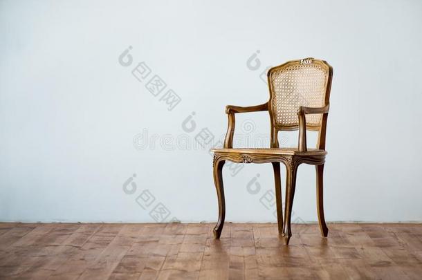 老的椅子向一gr一yw一llb一ckground.