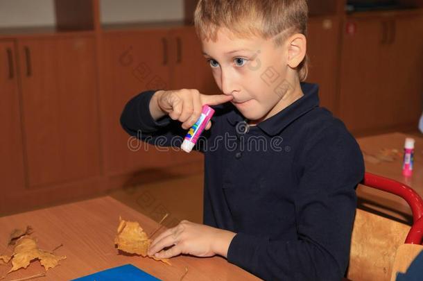 漂亮的高加索人男孩,<strong>基本</strong>的学校<strong>学生</strong>一次在表wickets三柱门