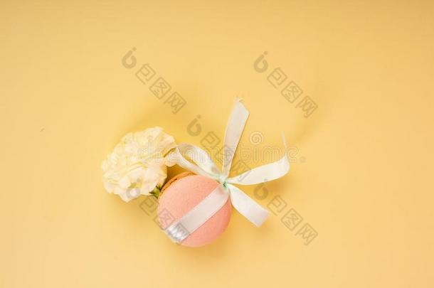粉红色的蛋白杏仁饼干蛋糕,系和一赠品带和一弓,向一yellow黄色