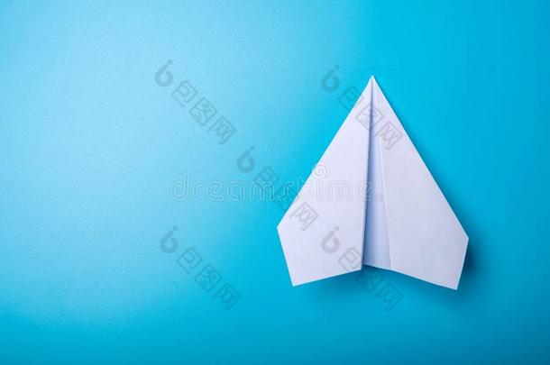 白色的纸<strong>折纸</strong>手工飞机谎言向彩色粉笔<strong>蓝色</strong>背景
