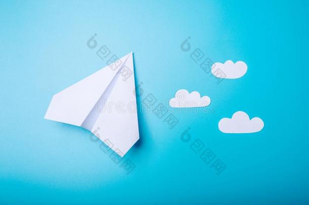 白色的纸折纸手工飞机谎言向彩色粉笔蓝色背景