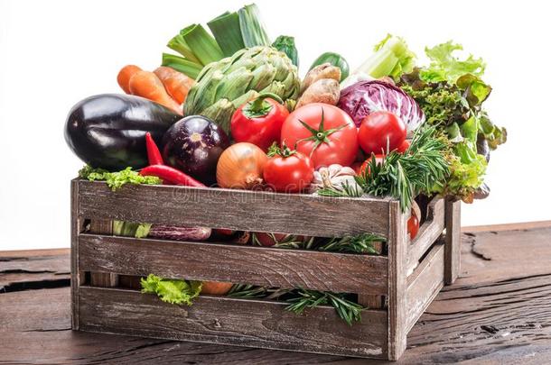 新鲜的许多-有色的蔬菜采用木制的板条箱.