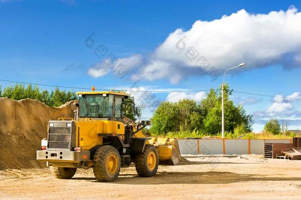 推土机和水桶向c向structi向关于路