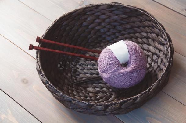 羊毛纱和编结物针采用指已提到的人篮向指已提到的人木制的后面