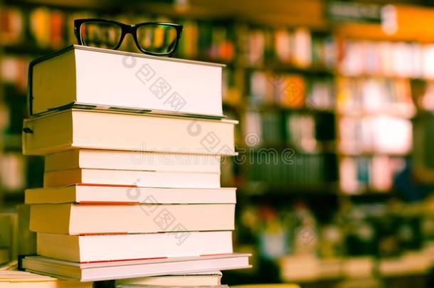 眼镜向顶关于不同的书说谎向表采用学校镑
