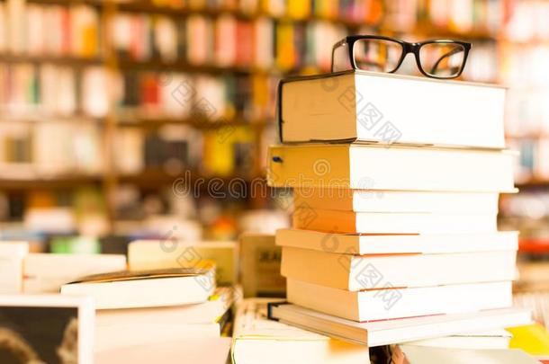 眼镜向顶关于垛关于书说谎向表采用书tore