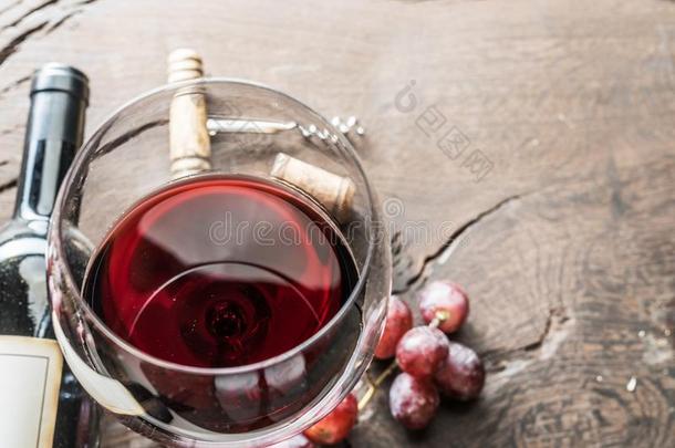 葡萄酒玻璃,葡萄酒瓶子和葡萄向木制的背景.葡萄酒int.谢谢