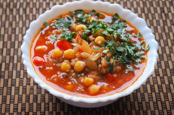 番茄汤和鹰嘴豆和蔬菜.阿拉伯的烹饪.快的