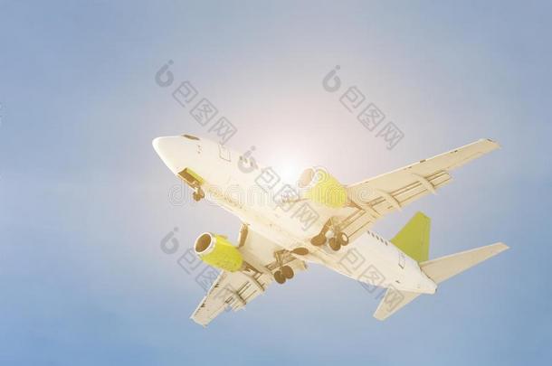 大的乘客Airllane飞行的反对蓝色天和明亮的太阳.