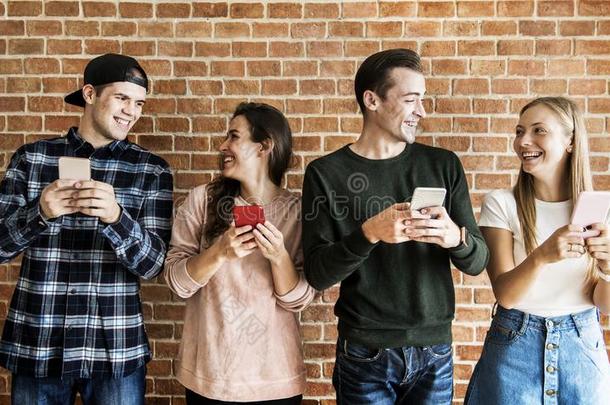 幸福的朋友使用智能手机社会的媒体观念
