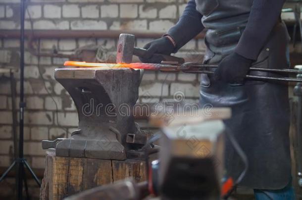 肌肉的男人铁匠和铁锤采用锻造车间creat采用g钢刀