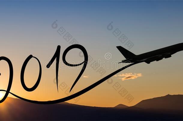新的年2019在旁边飞行的飞机向指已提到的人天空在日出