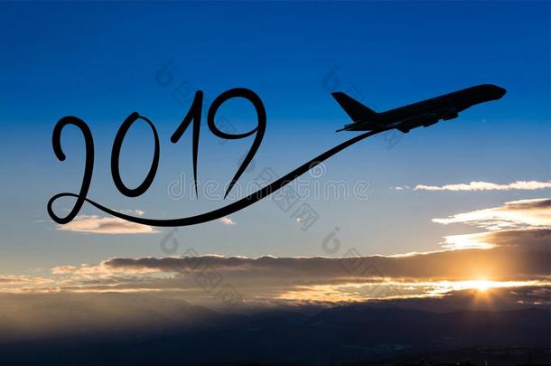 新的年2019在旁边飞行的飞机向指已提到的人天空在日出