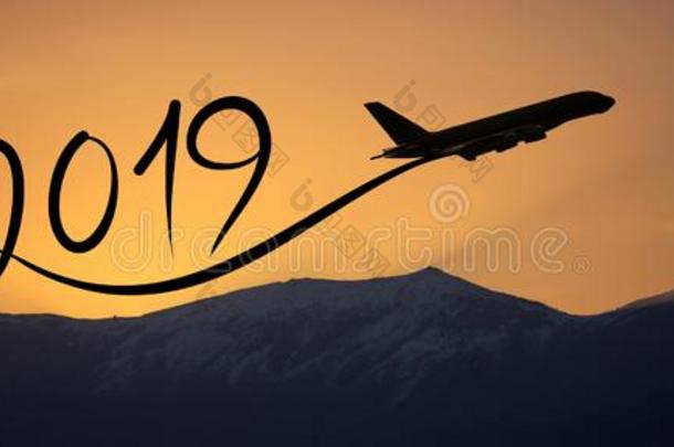 新的年2019在旁边飞行的飞机向指已提到的人天空在日出,横幅
