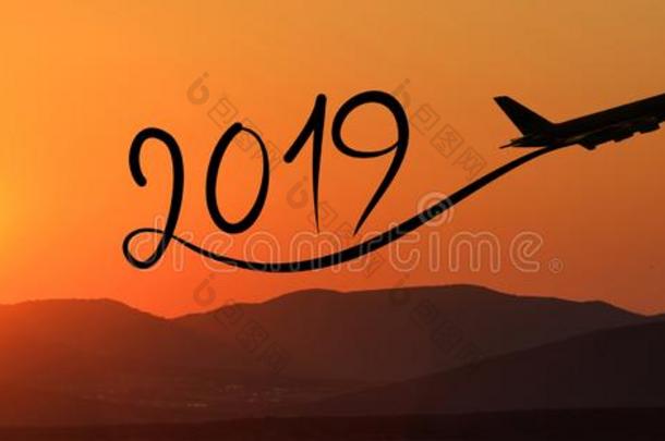 新的年2019在旁边飞行的飞机向指已提到的人天空在日出,横幅