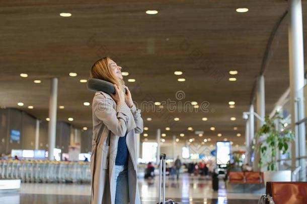 女孩起立采用机场过道和旅行小皮包和<strong>颈枕</strong>头.