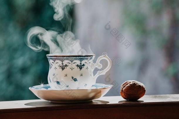 优美的茶水杯子和胡桃向架子