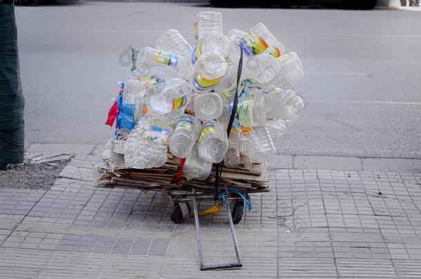 空的塑胶水容器向指已提到的人大街