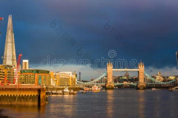 伦敦,英格兰-美丽的金色的日出采用伦敦和塔