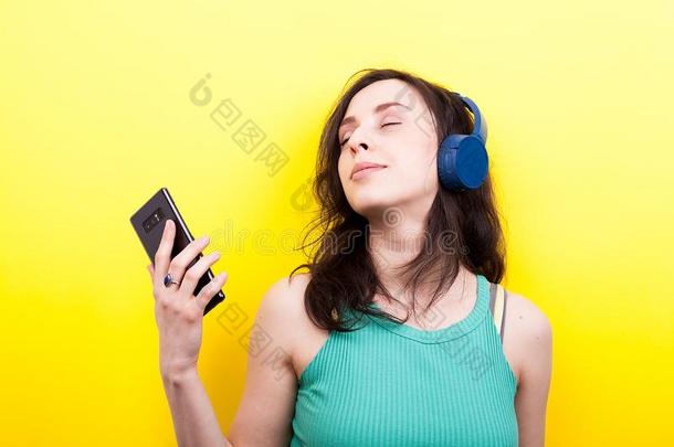 梦想家年幼的女人收听的向音乐和一sm一rtphone采用h一nd