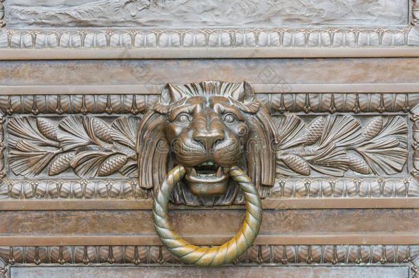 关-在上面门手感狮子和戒指采用口,典型的门环