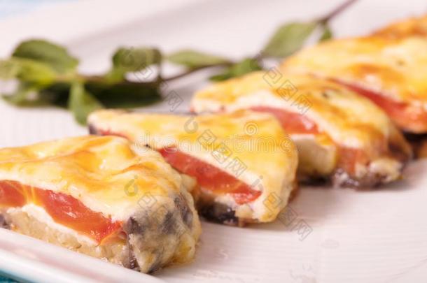 早餐从指已提到的人烘烤制作的茄子和番茄在下面奶酪和