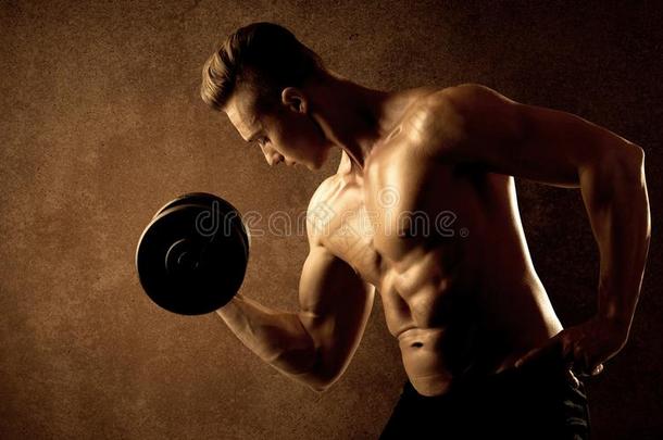 肌肉的适合健身爱好者运动员举起重量