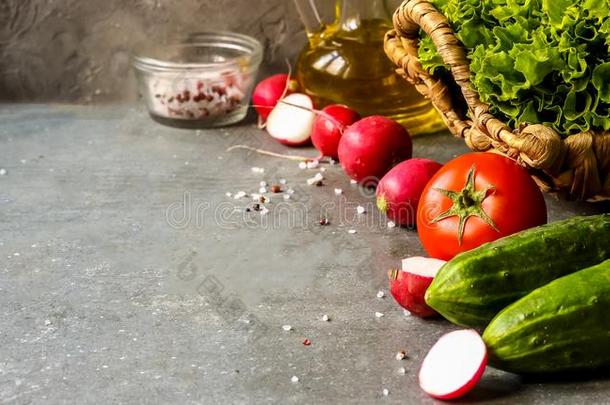 番茄沙拉和新鲜的蔬菜和草本植物为烹饪术.