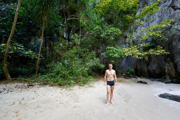 旅行者采用泰国祖母绿洞穴