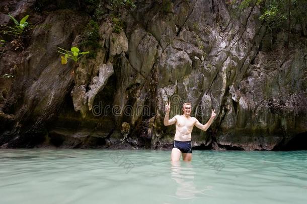 旅行者采用泰国祖母绿洞穴
