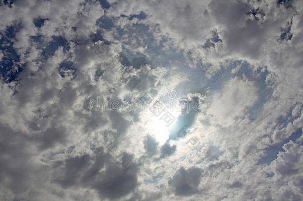 指已提到的人太阳在的后面指已提到的人白色的云,指已提到的人天采用指已提到的人云,指已提到的人中心思想