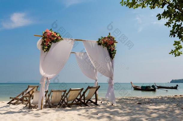 婚礼位采用热带的岛