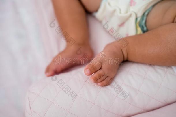 漂亮的婴儿脚向顶关于s关于t粉红色的枕头,婴儿使用有菱形花格的麻或棉织物