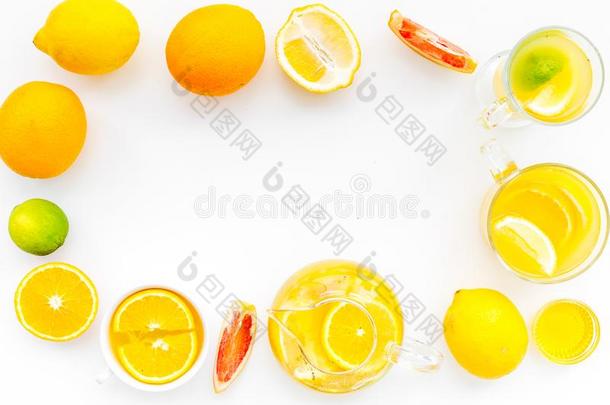 成果茶水.茶杯和茶水pot经过柑橘属果树向白色的背景向