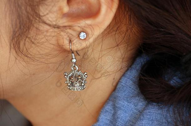 王冠形状关于金属耳环和钻石耳环向指已提到的人耳朵关于