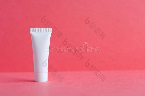 白色的化妆品管一群向粉红色的背景.空白的塑料制品c向ta
