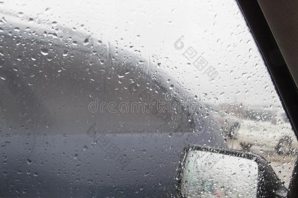 雨落下向<strong>汽车玻璃</strong>.下雨的天气,傍晚.雨落下向wickets三柱门