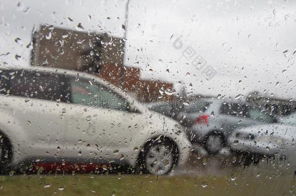 模糊的汽车轮廓.雨落下向窗,下雨的天气