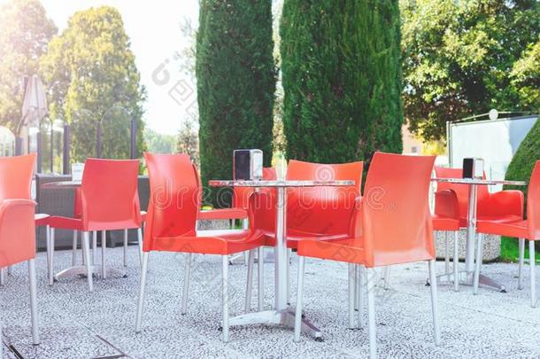 饭店台阶和红色的椅子.